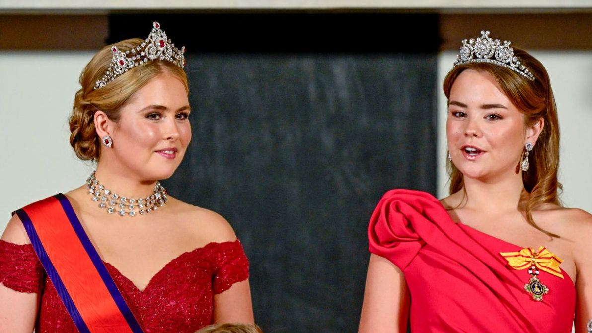 Caterina Amalia e Ariane d’Olanda, i look rosso fuoco con tiare a confronto