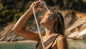 Asciugare i capelli in estate, sì o no? Le indicazioni degli esperti sul rischio micosi
