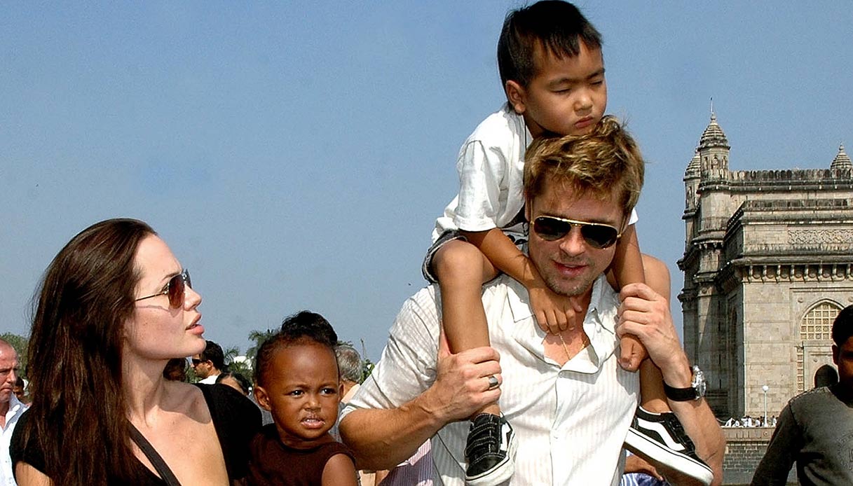Brad Pitt e Angelina Jolie con i loro figli, quando tutto andava (ancora) bene