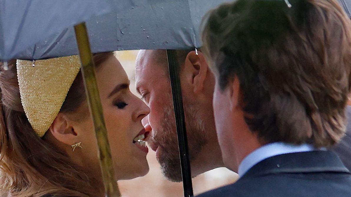 Principe William e Beatrice, il bacio che fa mormorare il Regno Unito