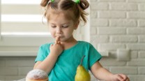 Diete e bambini, l’allarme dei pediatri: no all’alimentazione decisa da AI e chatbot