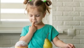 Diete e bambini, l’allarme dei pediatri: no all’alimentazione decisa da AI e chatbot