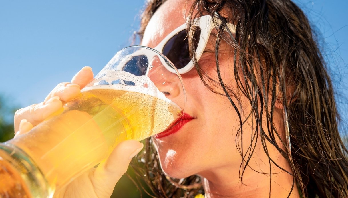 Birra e zanzare, perché la bibita aumenta i rischi di punture. Lo studio