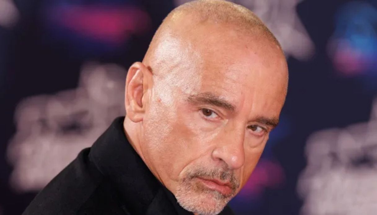 Eros Ramazzotti: “Dovrò operarmi di nuovo”. L’annuncio e lo stop forzato