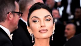 Elettra Lamborghini, perché nelle foto si copre con la mano