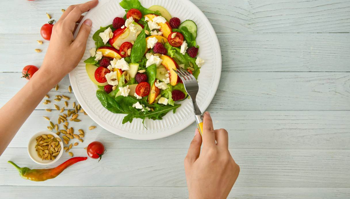 Caldo e appetito: perché in estate abbiamo meno fame e cosa mangiare per stare bene