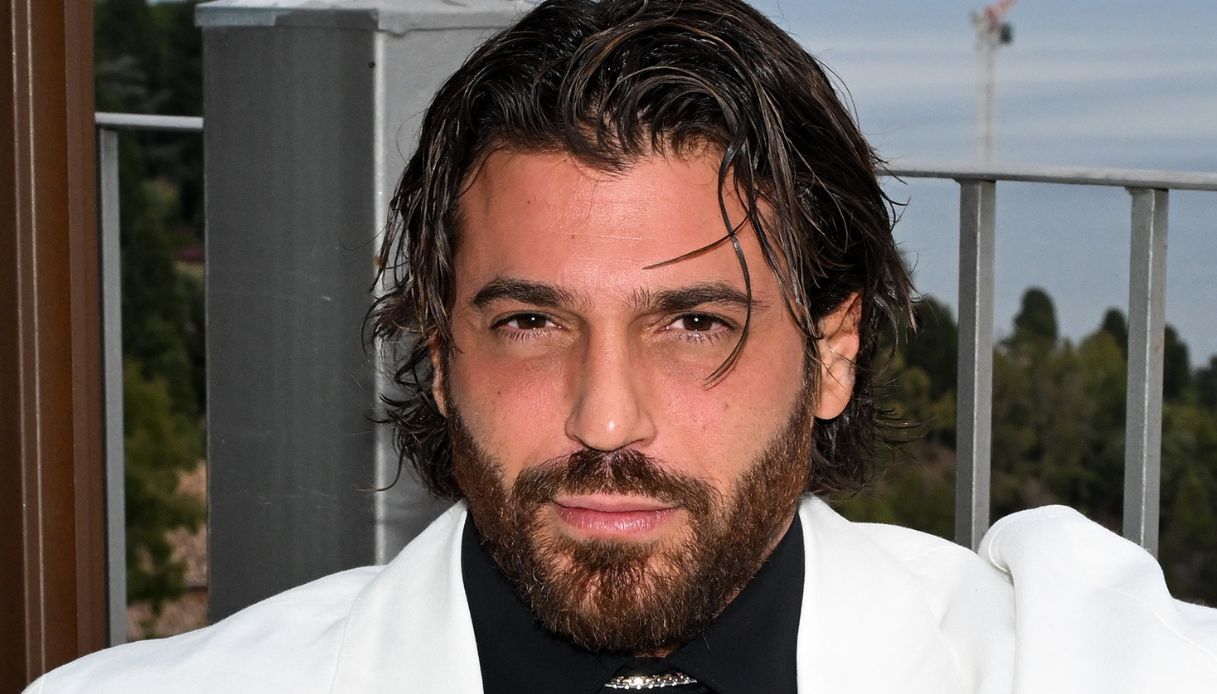 Can Yaman furioso su Instagram: “Volete solo beccarmi con qualcuno”