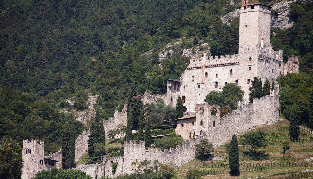 L'esterno del Castello di Avio