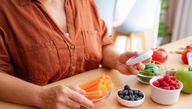 I 5 alimenti che supportano l’equilibrio ormonale in estate (e quelli da limitare)