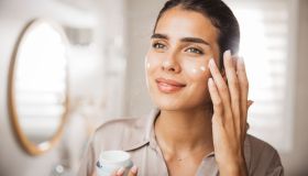 Il miele sul viso è l’ingrediente più dolce per idratare la pelle secca (in qualsiasi periodo dell’anno)