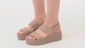 Se ti sono sfuggite ai Prime Day devi rimediare adesso: le Crocs Brooklyn sono in offerta (e non sappiamo per quanto ancora)