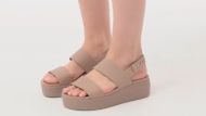 Se ti sono sfuggite ai Prime Day devi rimediare adesso: le Crocs Brooklyn sono in offerta (e non sappiamo per quanto ancora)