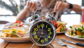 Digiuno intermittente dopo i 45 anni: a rischio i muscoli. Attenzione anche al colesterolo