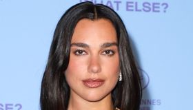 Dua Lipa, il segreto della sua pelle radiosa è un’acqua di bellezza che puoi avere anche tu