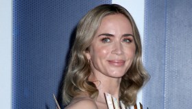 Emily Blunt a New York per Disclosure Day, l’abito con corpetto scultoreo da dea