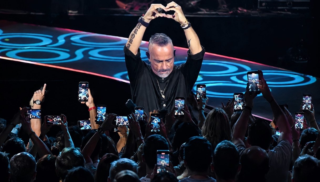 Eros Ramazzotti durante il live a Messina