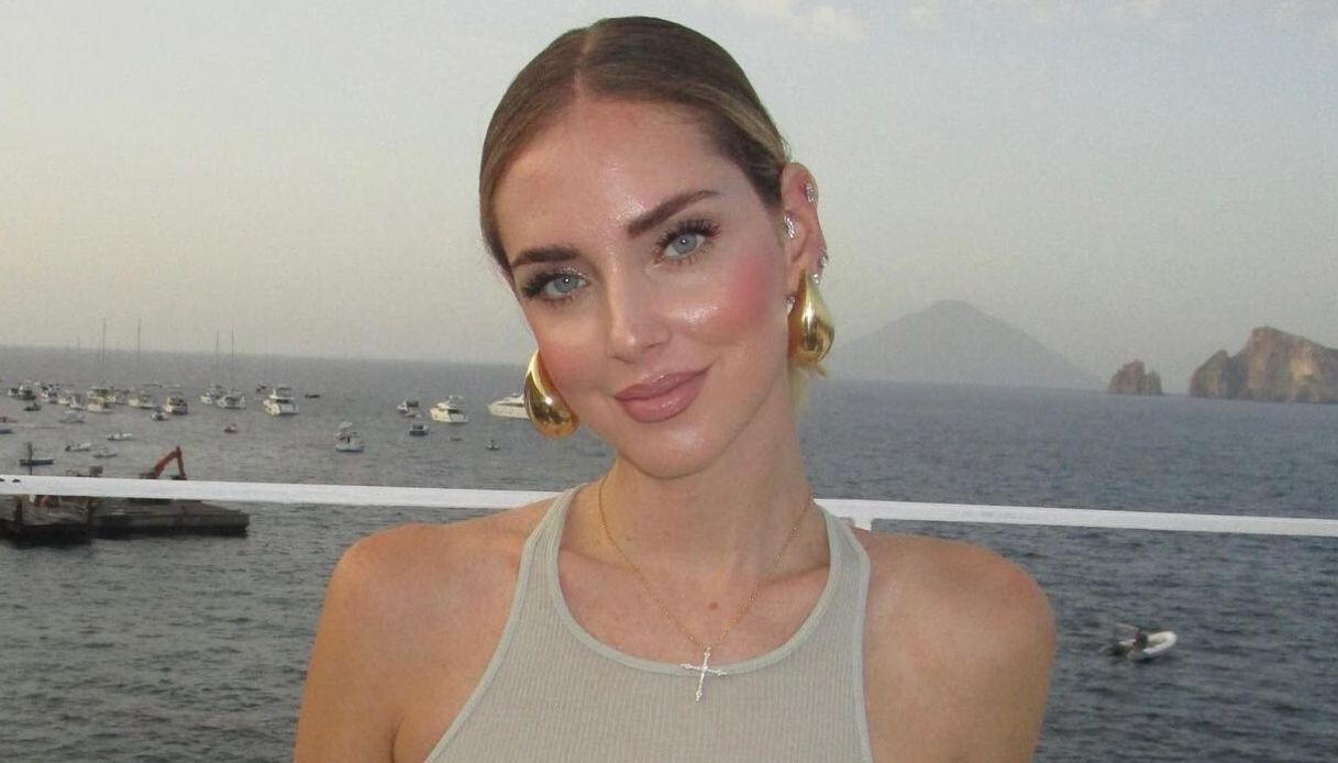 Chiara Ferragni, vacanze in Grecia con José Hernandez: syrma di lusso e bikini coloratissimi