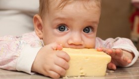Formaggi con latte crudo, perché sono sconsigliati e potenzialmente pericolosi per i bambini piccoli