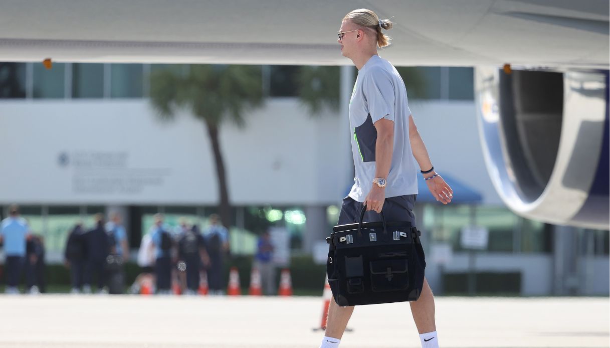 Haaland con la borsa di Hermes