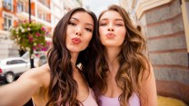 Nutrono, idratano e colorano le labbra, i balsami colorati dell’estate sono l’alternativa al rossetto da portare sempre con te