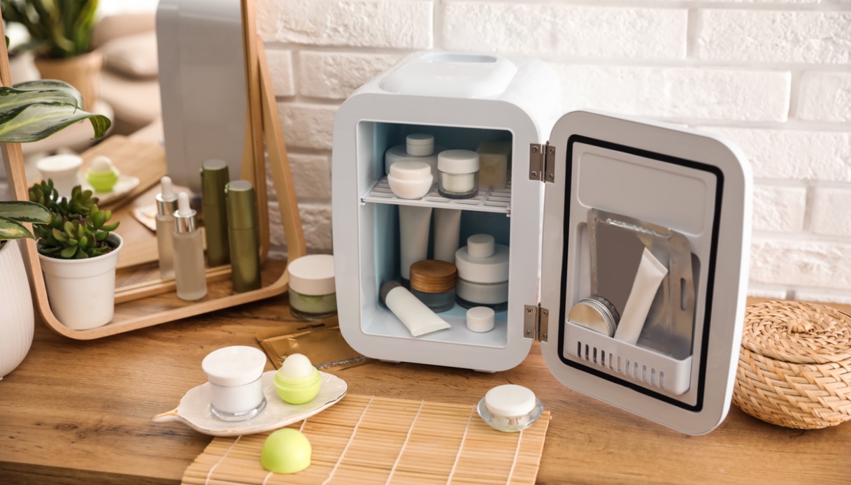 L'idea geniale (e low cost) dell'estate è questa: il mini frigo portatile per tenere al fresco make up e prodotti skincare