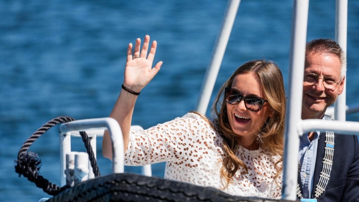 Ingrid di Norvegia conquista tutti al campo estivo coi bambini: la futura regina tra granchi e quad