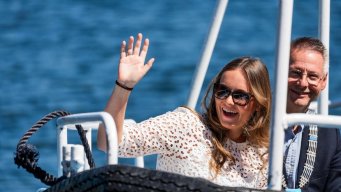 Ingrid di Norvegia conquista tutti al campo estivo coi bambini: la futura regina tra granchi e quad