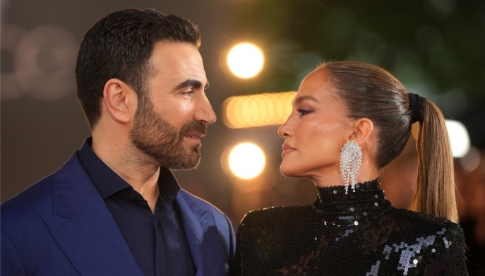 Jennifer Lopez e Brett Goldstein, una chimica esplosiva (anche oltre il set)