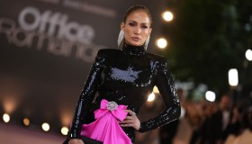 Jennifer Lopez stupisce ancora: paillettes e rosa shocking in Inghilterra per “Office Romance”