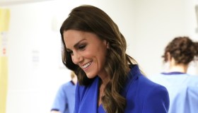 Kate Middleton commossa accanto a una mamma guarita dal cancro: “Questo è il tuo giorno”