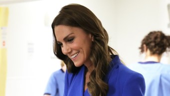Kate Middleton commossa accanto a una mamma guarita dal cancro: “Questo è il tuo giorno”