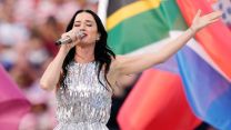 Mondiali 2026, Katy Perry emoziona con un dolce duetto. Poi il bacio con Justin Trudeau