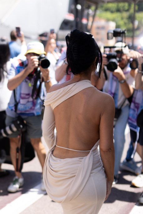 Kim Kardashian ruba la scena al Gran Premio di Monaco: l'abito &egrave; sensualissimo