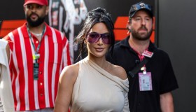 Kim Kardashian ruba la scena al Gran Premio di Monaco: l’abito è sensualissimo