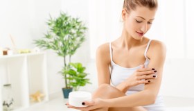 La usi per il viso e per il corpo: la crema leggera e senza profumo, che non irrita e non fa sudare, per idratarti in estate
