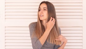 Dimentica la piastra: la crema lisciante che rende i capelli lucenti e setosi è il mai più senza dell’estate