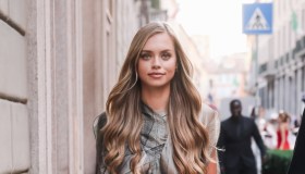 Laila Hasanovic senza Sinner alla Milano Fashion Week 2026, il look per Armani è pura arte
