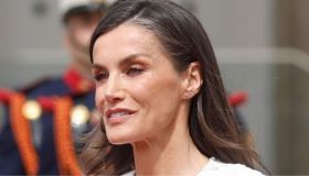 Letizia di Spagna come una sposa davanti al Papa, Leonor e Sofia gemelle austere