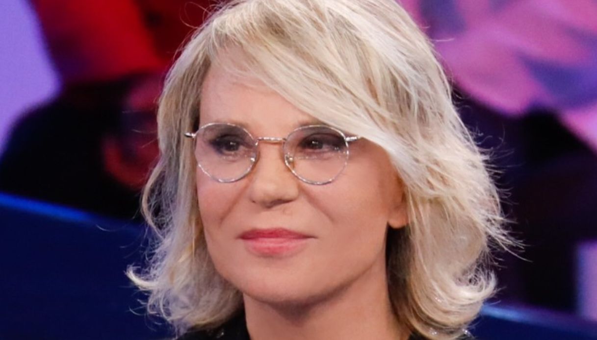 maria de filippi al mare il costume bianco e blu 232 eleganza pura da Dilei.it maria de filippi al mare il costume bianco e blu 232 eleganza pura