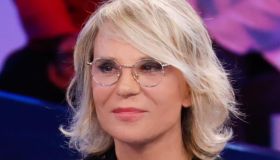 Maria De Filippi al mare, il costume bianco e blu è eleganza pura