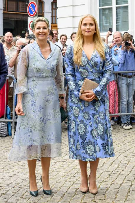 Maxima d'Olanda e Caterina Amalia,​ eleganza reale in perfetta sintonia: il look coordinato mamma e figlia