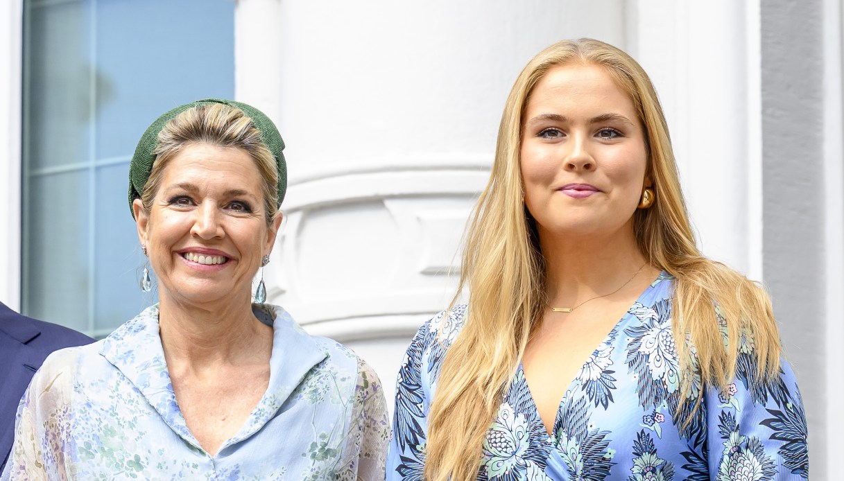 Maxima d’Olanda e Caterina Amalia,​ eleganza reale in perfetta sintonia: il look coordinato mamma e figlia