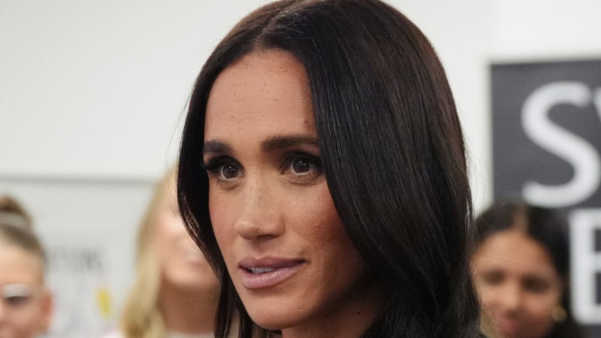 Re Carlo, Meghan Markle furiosa con Harry. “Pochi soldi, deve fare di più”
