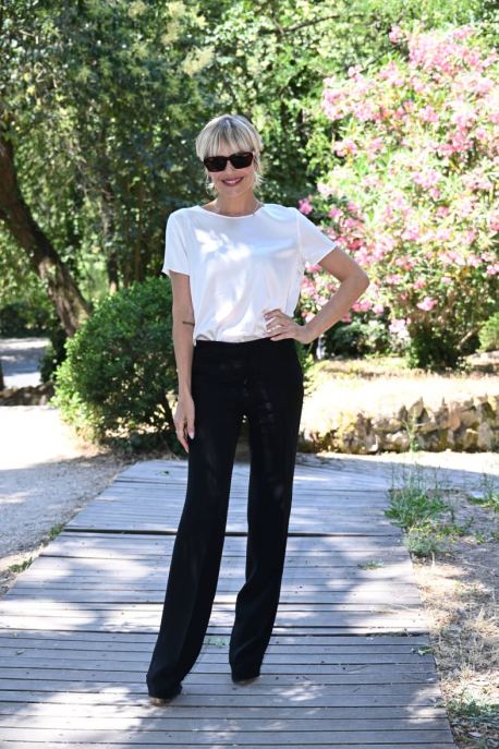 Micaela Ramazzotti, neo-sposa in bianco e nero al Filming Italy Sardegna Festival 2026