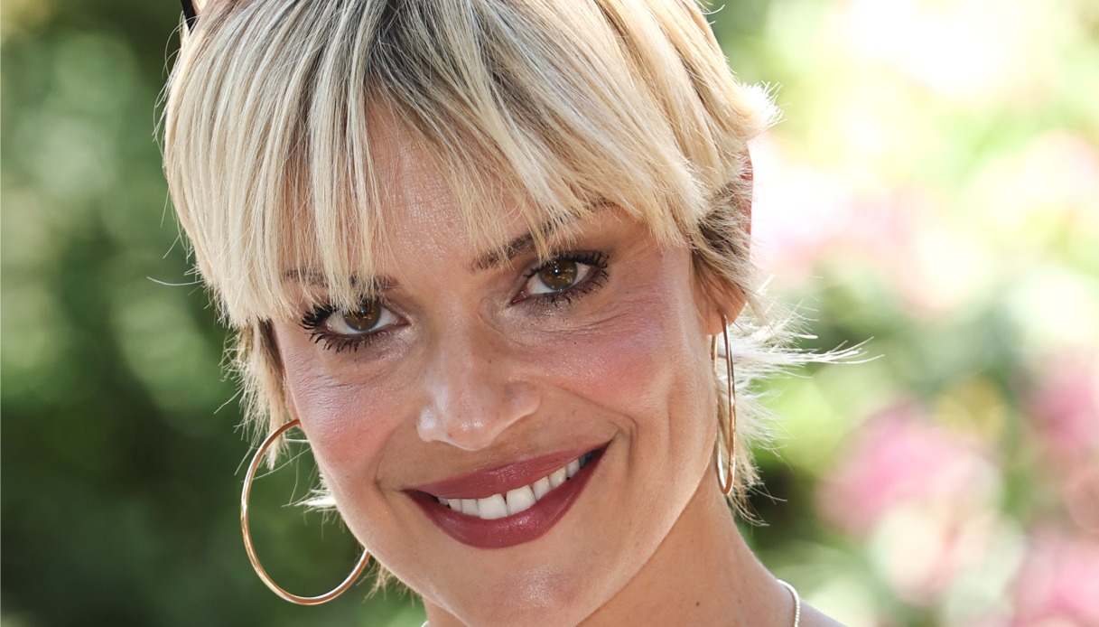 Micaela Ramazzotti, neo-sposa in bianco e nero al Filming Italy Sardegna Festival 2026