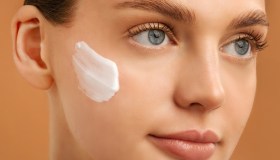 È definitivamente Milky-obsession: sulle nuove formulazioni lattiginose che promettono una pelle levigata e uniforme anche senza trucco, per questa estate