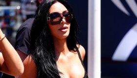 Kim Kardashian al GP di Montecarlo oscura Hamilton con un look mozzafiato