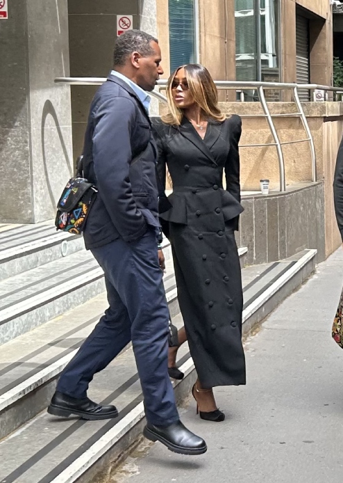 Naomi Campbell, abito doppio petto elegante e strutturato in tribunale