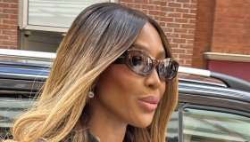 Naomi Campbell in tribunale con l’abito nero dallo spacco profondo