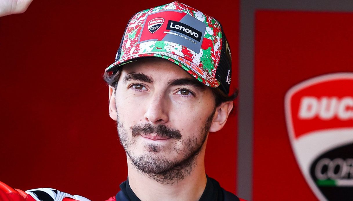 Pecco Bagnaia diventa papà, le scarpine azzurre al MotoGP